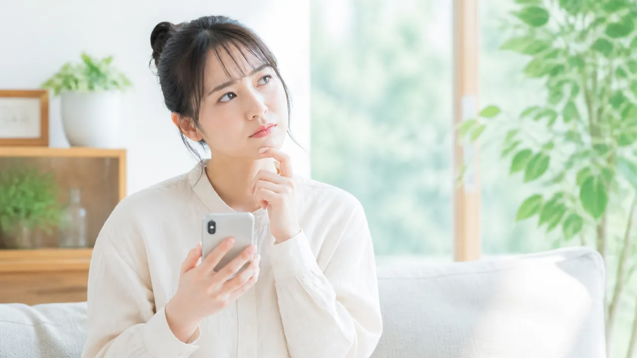 スマホを手にBluetoothの使い方を考える人