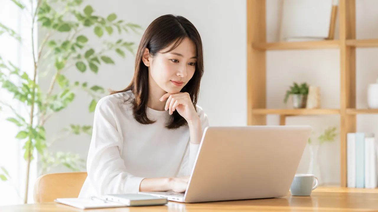 パソコンでメールを確認している人