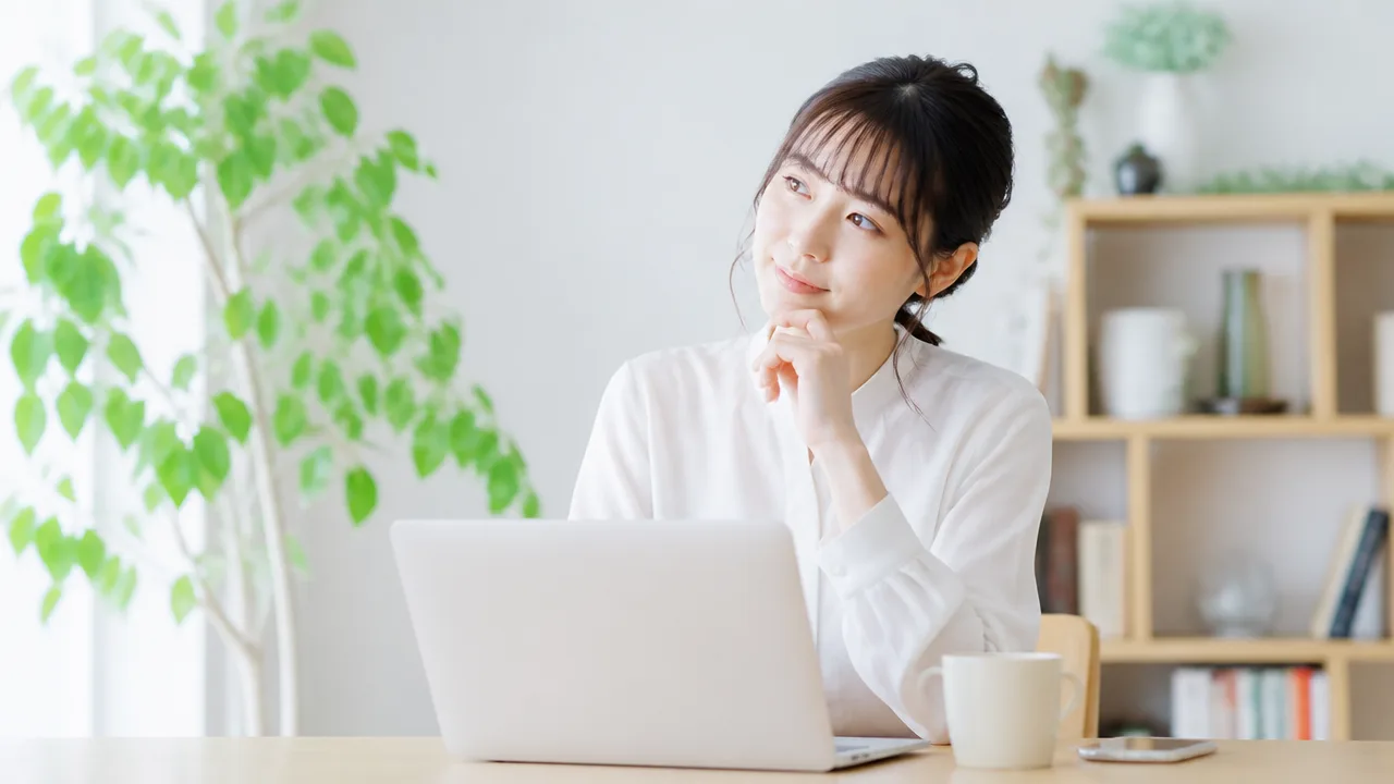 パソコンの前でデータの保存先を考える人