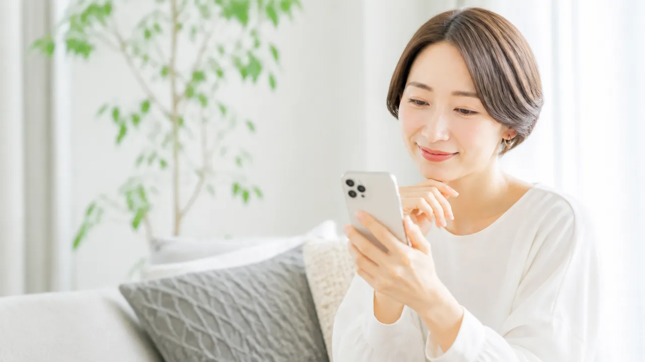 スマホで会話を確認している人