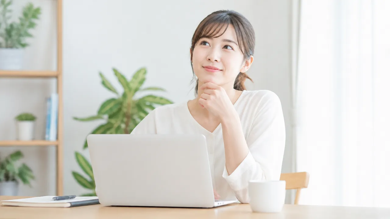 パソコンの前でログイン方法を考える人