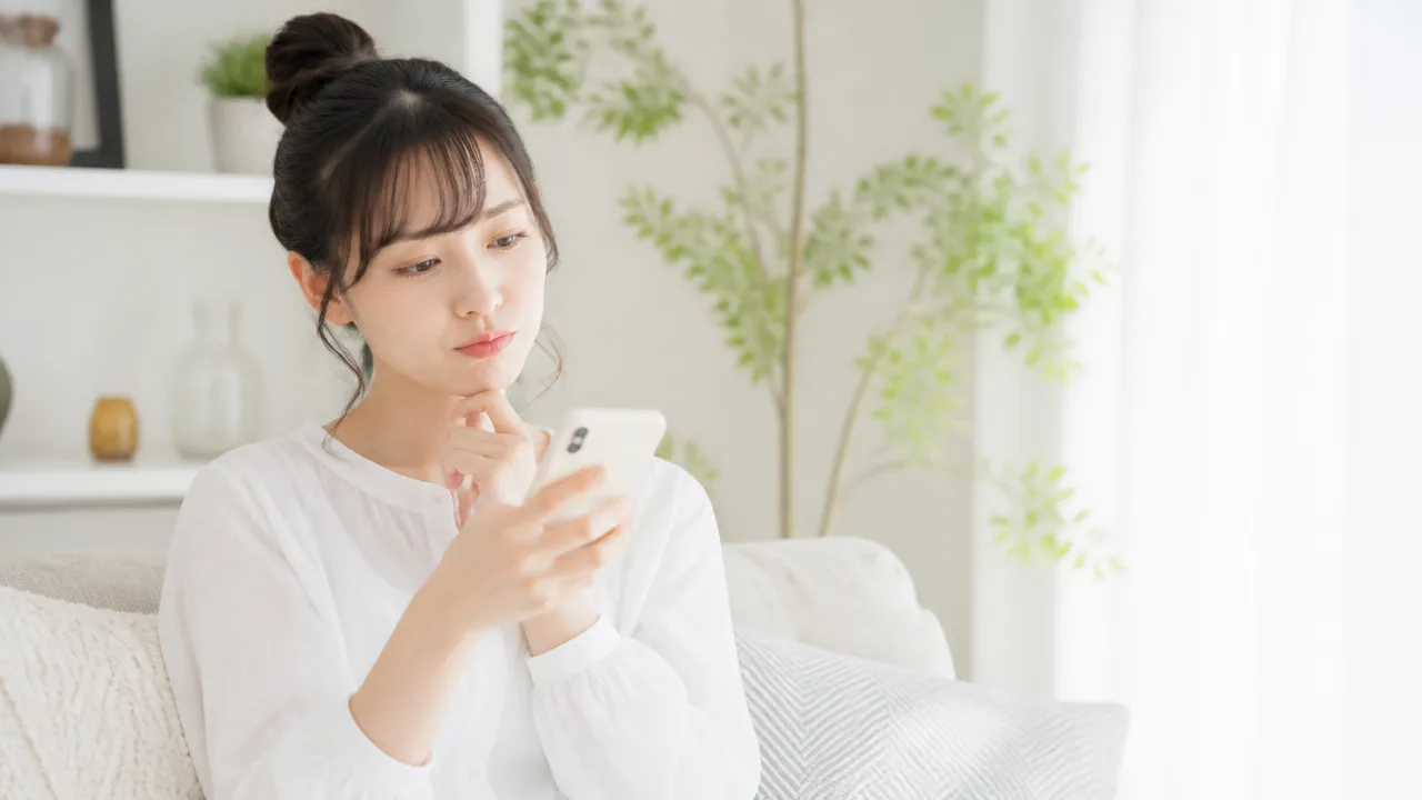 スマホの通信設定を確認している人