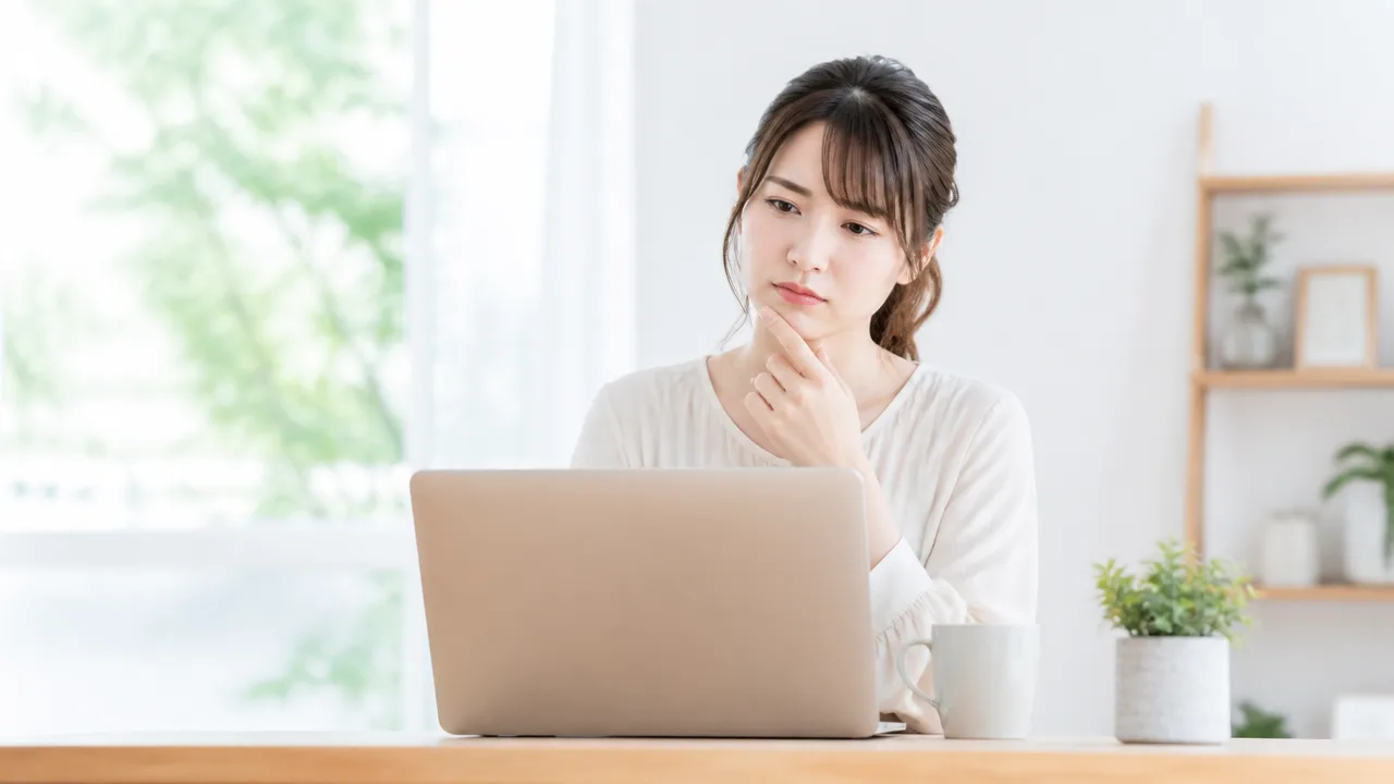パソコンを見ながらサイトの情報について考える人