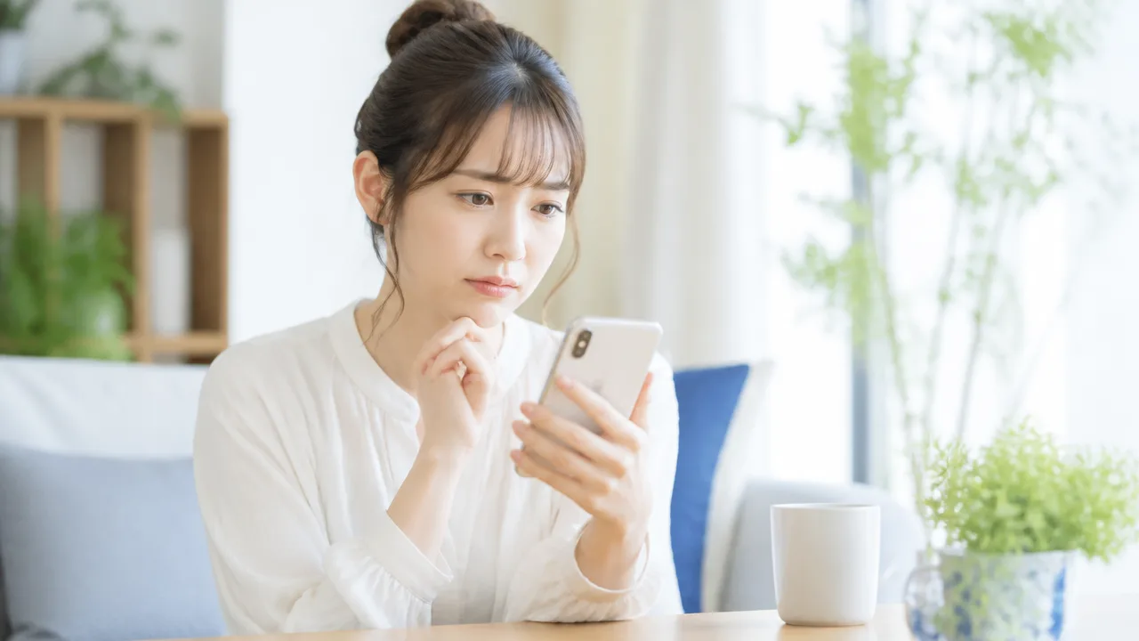 スマホを見ながらデータの利用について考える人