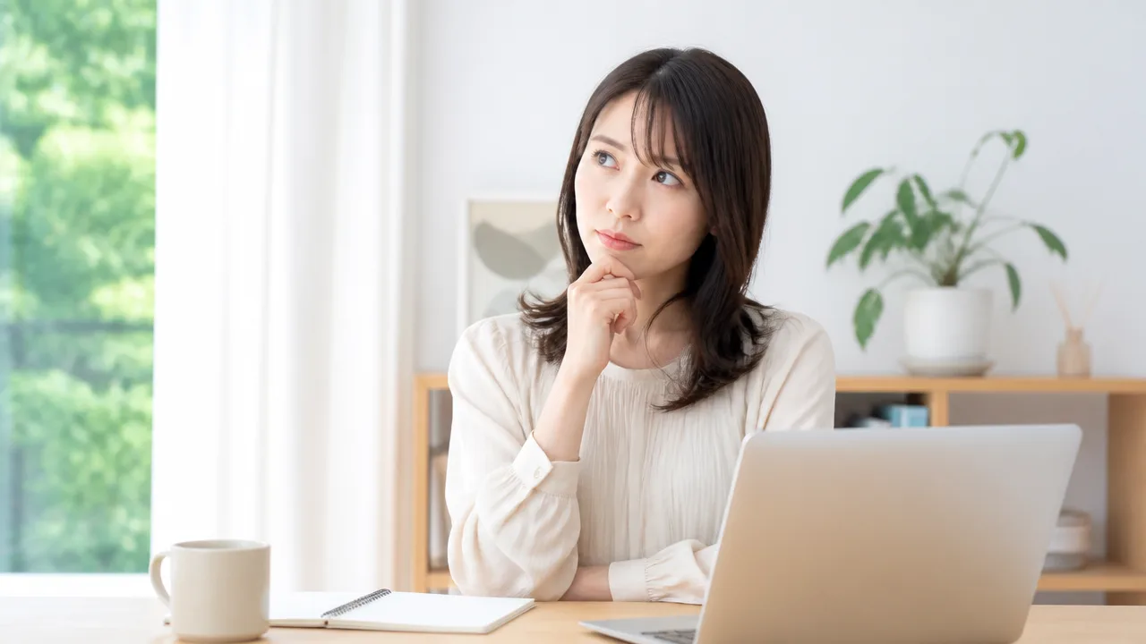 アプリの使い方を考えながらパソコンを見る人のイメージ