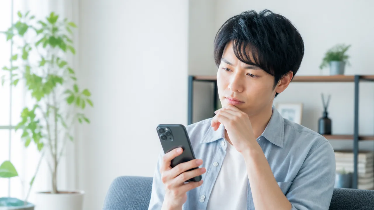 スマートフォンで相手とのやり取りを確認する人のイメージ