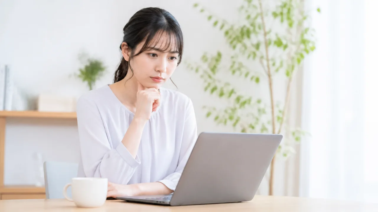 パソコンで閲覧中のページを確認している人