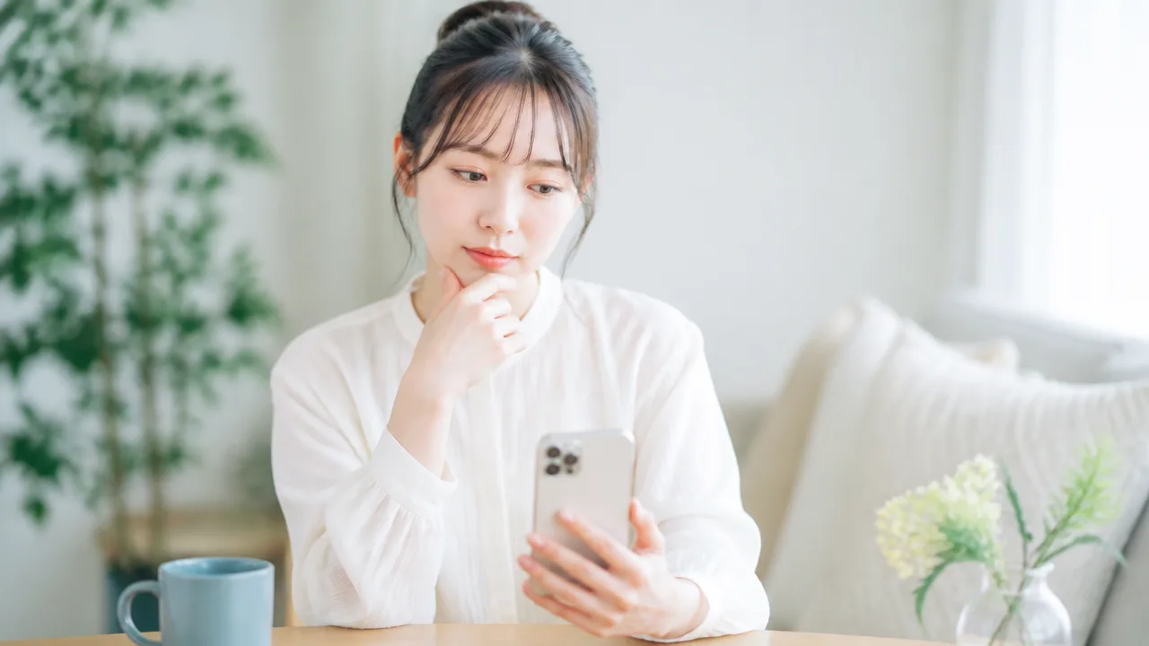 スマホを見ながら通知の設定を考える人