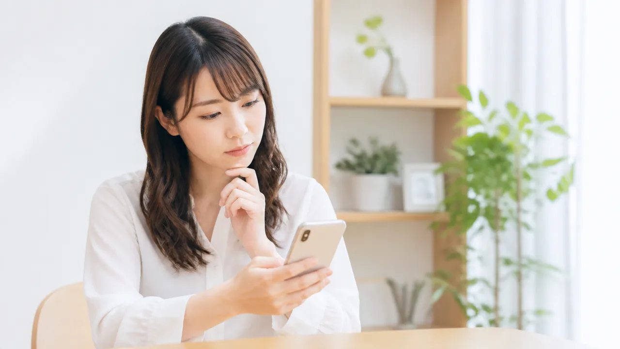 スマートフォンで相手とのやり取りを確認する人のイメージ