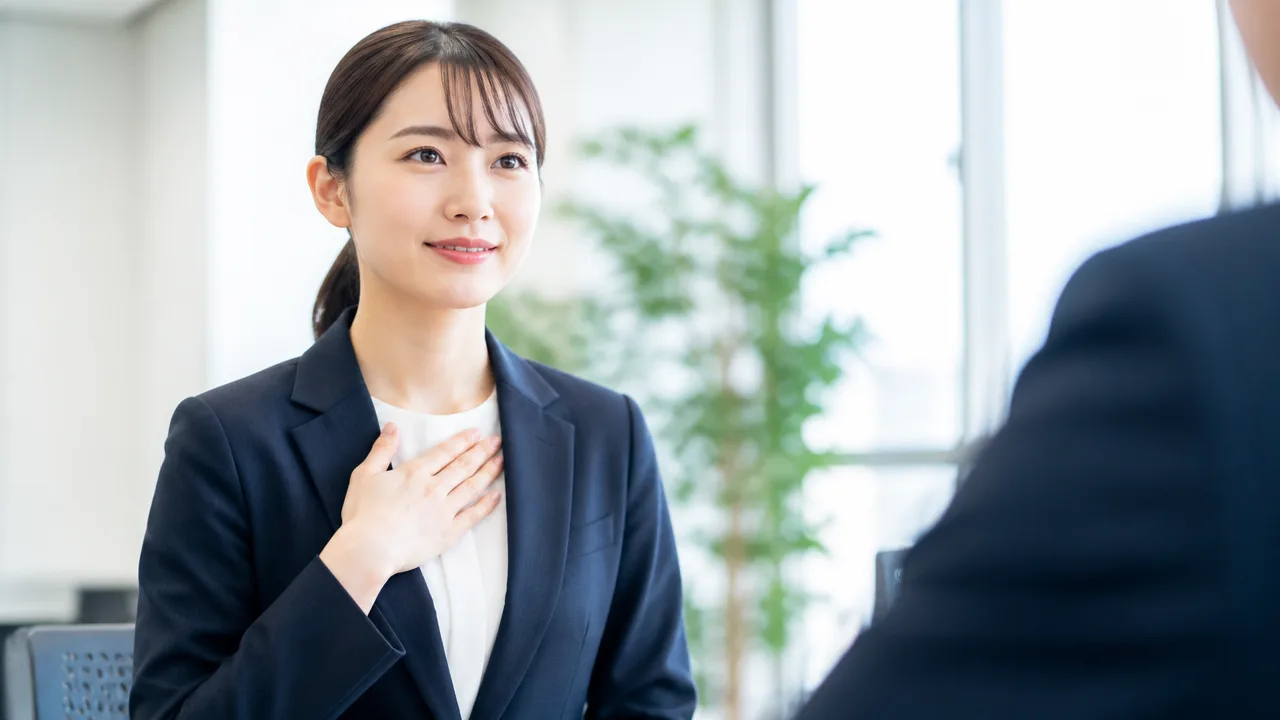 職場で相手の話を聞いて返事をする人のイメージ