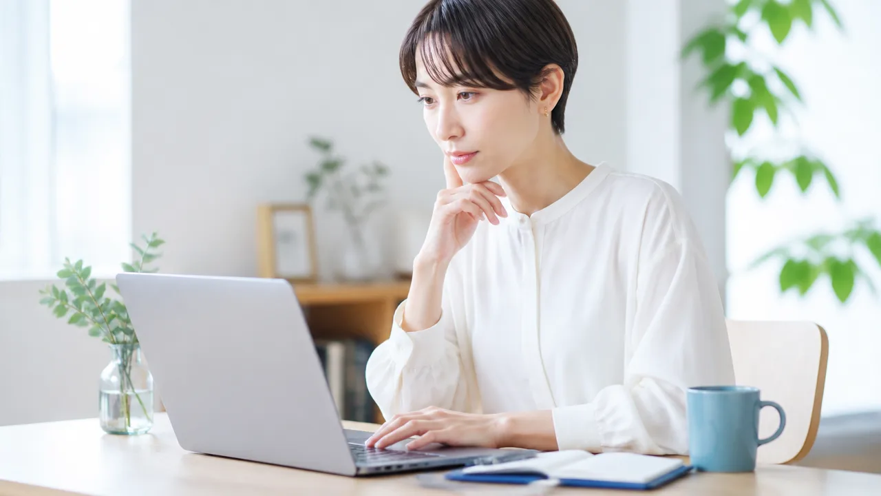 ノートパソコンでWebページを確認する人のイメージ