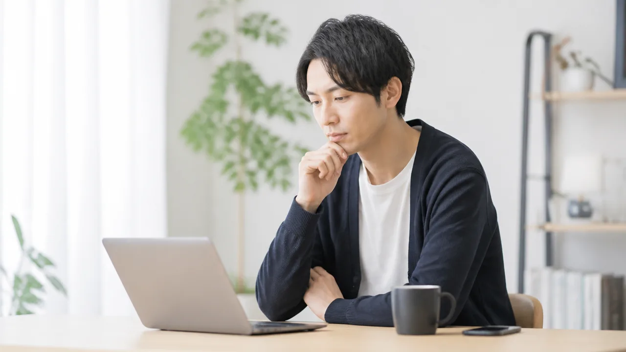 パソコンを前に考える人のイメージ