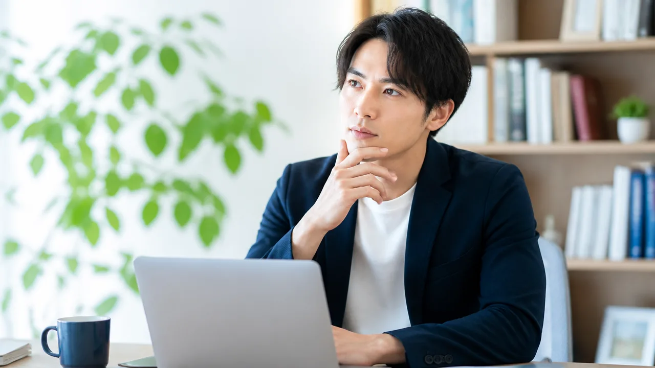 パソコンを前に考える人のイメージ